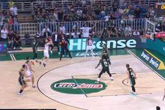 Τρομερός Μάνιον: Βάζει τρίποντο με... σπάσιμο στον αέρα στην εκπνοή (vid)