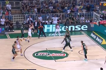 Τρομερός Μάνιον: Βάζει τρίποντο με... σπάσιμο στον αέρα στην εκπνοή (vid)