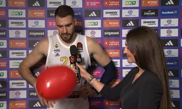 «Έκρηξη» αγάπης στον Γκούντουριτς: Του πέταξαν μπαλόνι καρδούλα (vid)