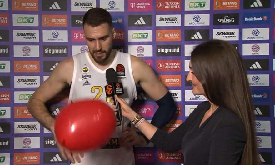 Euroleague: «Έκρηξη» αγάπης στον Γκούντουριτς: Του πέταξαν μπαλόνι καρδούλα  (vid)