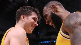 «Τρελάθηκε» ο Λεμπρόν με τους 51 πόντους του Ριβς: Το σχόλιό του για το ματς ζωής του 27χρονου (pic)