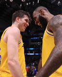 «Τρελάθηκε» ο Λεμπρόν με τους 51 πόντους του Ριβς: Το σχόλιό του για το ματς ζωής του 27χρονου (pic)