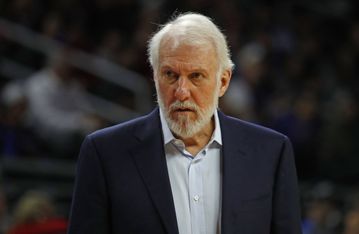 Οι Σαν Αντόνιο Σπερς τίμησαν τον θρυλικό Γκρεγκ Πόποβιτς στον πρώτο εντός έδρας αγώνα για φέτος (pic)