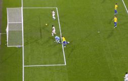 Ο Χοσέλου ήταν μόνος με την άδεια εστία όμως... αποφάσισε να μην στείλει την μπάλα στα δίχτυα! (vid)