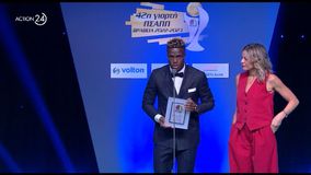 Ο Αλγκασίμ Μπα παραλαμβάνει το βραβείο του καλύτερου νέου ποδοσφαιριστή του Β' Ομίλου της Super League 2