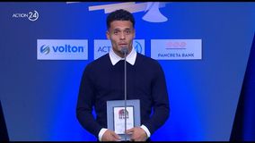 Βραβεία ΠΣΑΠΠ: Ο Γιουμπιτάνα παραλαμβάνει το βραβείο του καλύτερου ξένου ποδοσφαιριστή του Α' Ομίλου της Super League 2