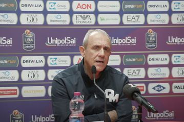 «Να τσεκάρετε πριν ρωτήσετε»: Ο Μεσίνα έγινε έξαλλος με δημοσιογράφο (vid)