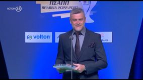 Ο Παύλος Δερμιτζάκης παραλαμβάνει το βραβείο του καλύτερου προπονητή του Α' Ομίλου της Super League 2