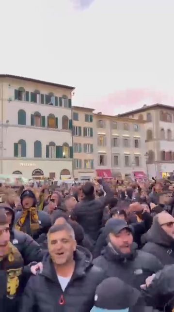 «Κιτρίνισε» η Φλωρεντία από τους οπαδούς της ΑΕΚ πριν το ματς με τη Φιορεντίνα