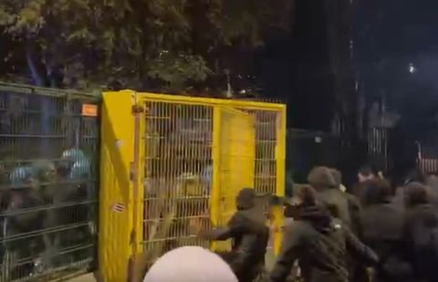 Ένταση ανάμεσα στους οπαδούς της ΑΕΚ και τις αστυνομικές δυνάμεις! (vid)