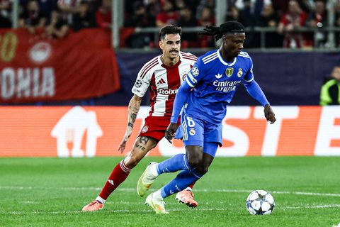 Ο Καμαβινγκά έβαλε πλάτη στον Αλόνσο: Βιονικός κόντρα στον Ολυμπιακό παρά το πρόβλημα υγείας και τη δυσκολία στην αναπνοή