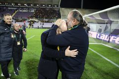 Η αγκαλιά του Ηλιόπουλου σε παίκτες και Νίκολιτς μετά το Φιορεντίνα - ΑΕΚ (gallery)