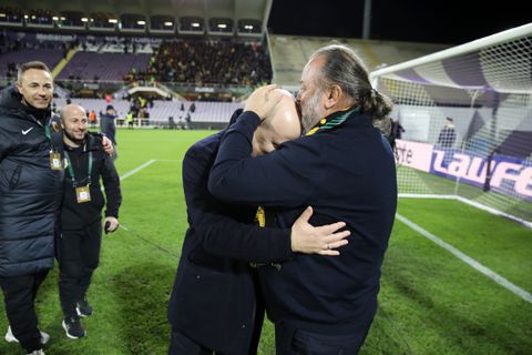 Η αγκαλιά του Ηλιόπουλου σε παίκτες και Νίκολιτς μετά το Φιορεντίνα - ΑΕΚ (gallery)