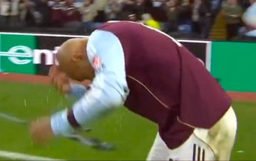 Χαμός στο Άστον Βίλα - Γιουνγκ Μπόις: Οι οπαδοί των Ελβετών πέταξαν αντικείμενα στον σκόρερ Μάλεν και στο 2-0 πανηγύρισε μπροστά τους