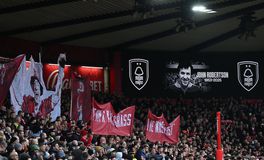 Συγκλονιστική ατμόσφαιρα στο «City Ground» στη μνήμη του Τζον Ρόμπερτσον (vid)