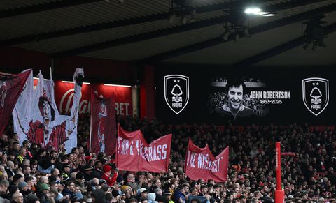 Συγκλονιστική ατμόσφαιρα στο «City Ground» στη μνήμη του Τζον Ρόμπερτσον (vid)