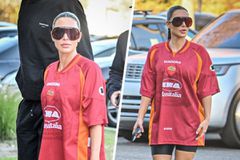 Με φανέλα της Ρόμα στους δρόμους του LA η Κιμ Καρντάσιαν (pic)