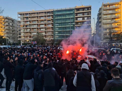 Έκαναν το ξενοδοχείο... Τούμπα οι οπαδοί του ΠΑΟΚ - Με πορεία στο γήπεδο για το ντέρμπι με τον Παναθηναϊκό (vids+pics)