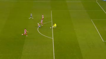 Δικαιώνει Ολυμπιακό ο Λανουά: «Κακώς παρενέβη ο VAR για κόκκινη στον Κοστίνια»