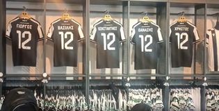 Ανατριχίλα στην μπουτίκ του ΠΑΟΚ – Οι φανέλες με τα ονόματα των αδικοχαμένων φίλων του (pics)