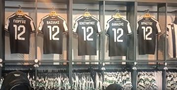 Ανατριχίλα στην μπουτίκ του ΠΑΟΚ – Οι φανέλες με τα ονόματα των αδικοχαμένων φίλων του (pics)