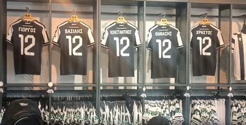 Ανατριχίλα στην μπουτίκ του ΠΑΟΚ – Οι φανέλες με τα ονόματα των αδικοχαμένων φίλων του (pics)