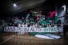 Παναθηναϊκός - Ολυμπιακός: Το "ύστατο χαίρε" των «Πρασίνων» στα θύματα του δυστυχήματος στην Ρουμανία (vid)