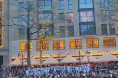 Οι οπαδοί του Ολυμπιακού ύψωσαν πανό στο Άμστερνταμ για τους αδικοχαμένους φίλους του ΠΑΟΚ