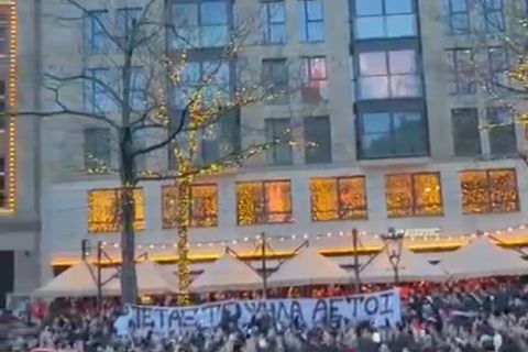 Οι οπαδοί του Ολυμπιακού ύψωσαν πανό στο Άμστερνταμ για τους αδικοχαμένους φίλους του ΠΑΟΚ