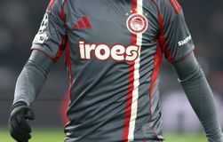 «Τρέλα» του Φουρνιέ για την γκρι εμφάνιση του ποδοσφαιρικού Ολυμπιακού (pic)