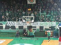 «Καλό ταξίδι Αετοί»: Το συγκινητικό πανό της Θύρας 13 για τους αδικοχαμένους φίλους του ΠΑΟΚ