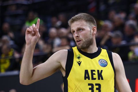 Γιατί ήταν σημαντικό το τρίποντο του Χαραλαμπόπουλου σε «νεκρό χρόνο» στο ΑΕΚ-Άλμπα Βερολίνου 88-80 (vid)