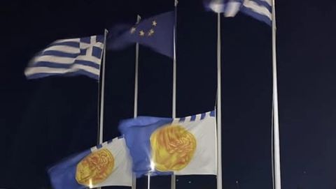 Μεσίστιες οι σημαίες στο Δημαρχείο Θεσσαλονίκης για τους επτά οπαδούς του ΠΑΟΚ