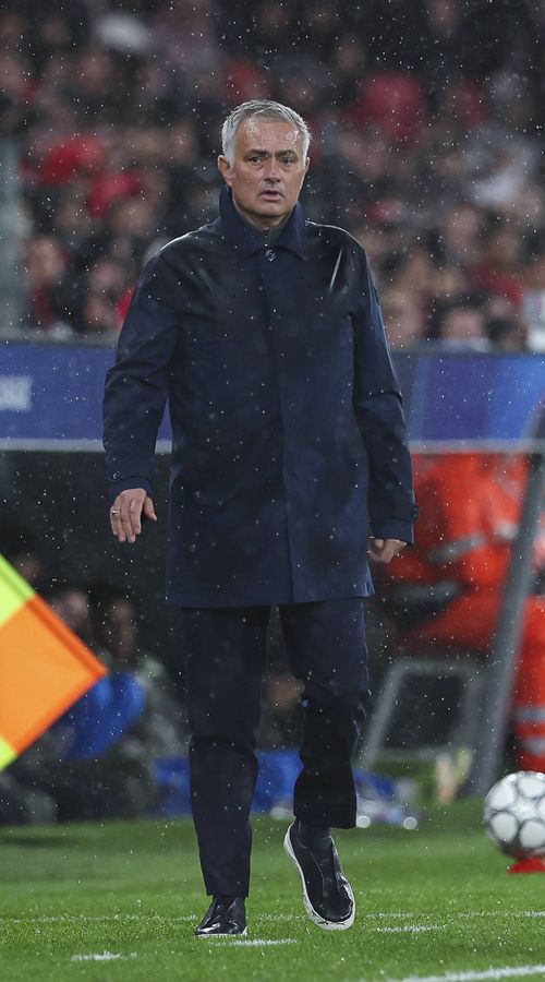 Επικές ατάκες Μουρίνιο μετά τη μυθική πρόκριση της Μπενφίκα: «Μην πηδάτε από τα μπαλκόνια»