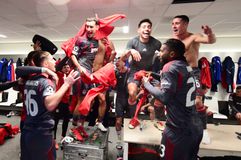 Πάρτι στα αποδυτήρια των Πειραιωτών - Μαζί τους και ο Μπάμπης Κωστούλας (vid)