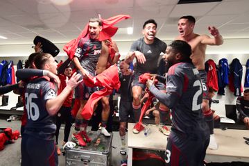 Πάρτι στα αποδυτήρια των Πειραιωτών - Μαζί τους και ο Μπάμπης Κωστούλας (vid)