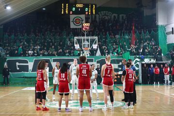 Συγκίνηση στον «Τάφο του Ινδού»: Ενός λεπτού σιγή για τα θύματα της τραγωδίας των οπαδών του ΠΑΟΚ (vid)