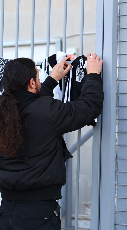 Συγκινητική κίνηση από οπαδό της ΑΕΚ: Άφησε γράμμα στην Τούμπα για τους αδικοχαμένους οπαδούς του ΠΑΟΚ
