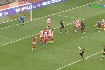 Η απευθείας εκτέλεση φάουλ του Σισουμπά με την οποία άνοιξε το σκορ η Λανς κόντρα στον Ολυμπιακό για το Youth League