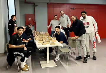 Ο Γιώργος Μπαρτζώκας πλήρωσε την τεχνική ποινή στο Final 8 με... σούσι!