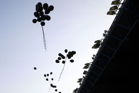 Συγκίνηση στο Αγρίνιο: Φόρος τιμής στα θύματα των Τεμπών με μαύρα μπαλόνια (vid+gallery)
