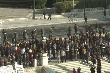 «Οργή στην Ελλάδα, οι πολίτες περιμένουν απαντήσεις»: Τι αναφέρουν τα διεθνή Μέσα για τα συλλαλητήρια για τα Τέμπη