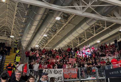 Έστειλαν το μήνυμα για τα Τέμπη και οι 450 φίλαθλοι του Ολυμπιακού στην Μπολόνια (vid)