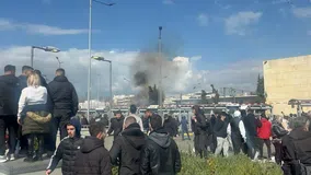 Τέμπη: Επεισόδια και στη Θεσσαλονίκη με μολότοφ και χημικά έξω από τον ΟΣΕ (vid)