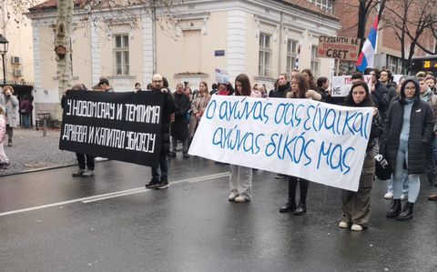 Φοιτητές στο Βελιγράδι πραγματοποίησαν συγκέντρωση μπροστά από την ελληνική πρεσβεία (vid)