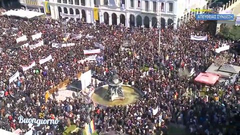 Γεμάτοι οι δρόμοι σε Αθήνα, Θεσσαλονική και Πάτρα για τα συλλαλητήρια των Τεμπών (vids)