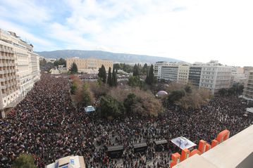LIVE: Νέα κινητικότητα της αστυνομίας - Ο κόσμος παραμένει ειρηνικά στο Σύνταγμα