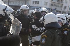 Επεισόδια στο Σύνταγμα μετά το συλλαλητήριο για τα Τέμπη (vid)