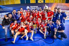 Η απονομή του Κυπέλλου στον Ολυμπιακό