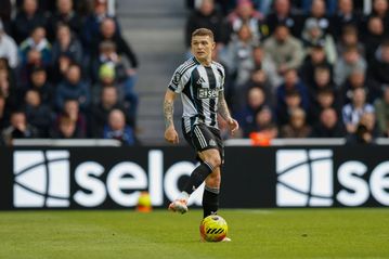 Νέα έξοδος για τον Κίραν Τρίπιερ με μοντέλο του OnlyFans